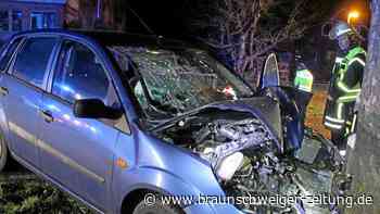 Unfall bei Bierbergen: Auto knallt gegen Baum