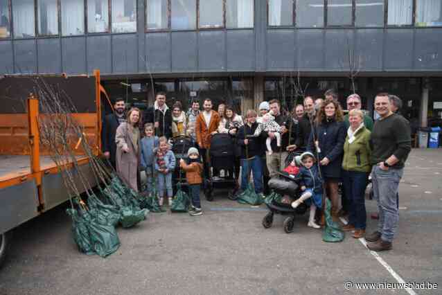 Gemeente deelt zeventig boompjes uit voor kindjes die geboren zijn in 2022
