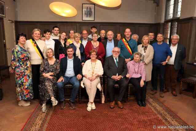 Rosita en Urbain varen in gouden huwelijksbootje
