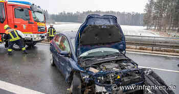 A70 bei Stadelhofen: Bei Schnee die Kontrolle verloren: Senior (83) rast in Mittelleitplanke - zwei Verletzte