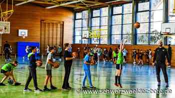 Basketball-Stunde von den Profis: Tigers Tübingen am Nagolder Otto-Hahn-Gymnasium