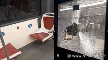 La via dove gli autobus vengono presi a sassate e danneggiati