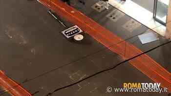 Crolla palina in via del Corso, i residenti: "Tragedia sfiorata"