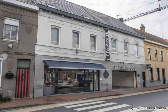 Hans (62) en Nadine (60) nemen na 39 jaar afscheid van hun slagerij: “Op maandag vond hier de bloedworstenprocessie plaats”