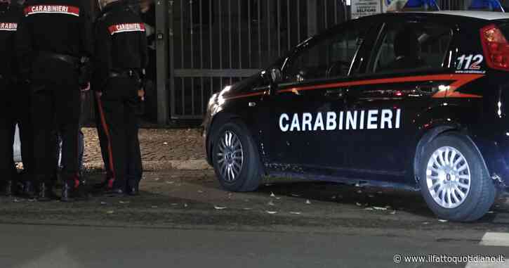 Spara alla moglie, poi si uccide con dei farmaci: l’allarme per un cartello lasciato alla porta. “Trovati abbracciati sul divano”