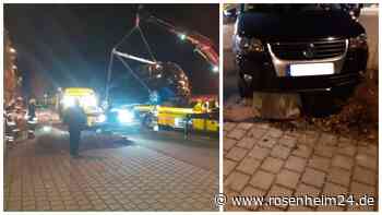 VW überfährt großen Stein in Tittmoning – und löst Feuerwehreinsatz aus