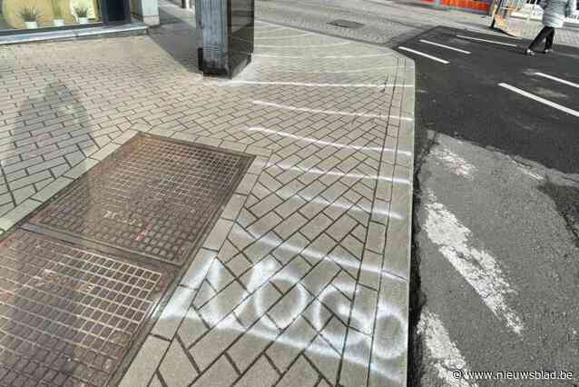 Oeps, verkeerde verf gebruikt: stadsdiensten bekladden eigen binnenstad