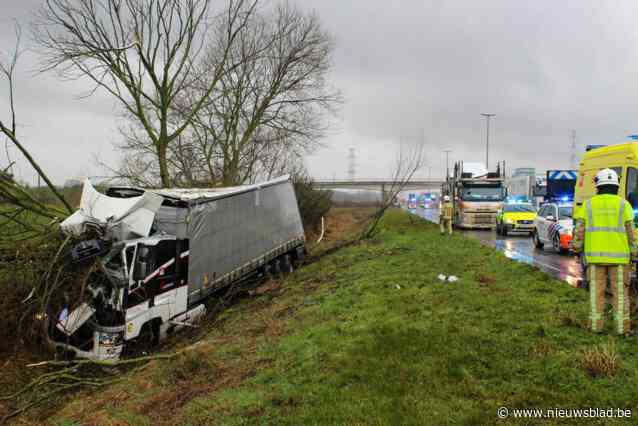 Trucker belandt in gracht en raakt zwaargewond