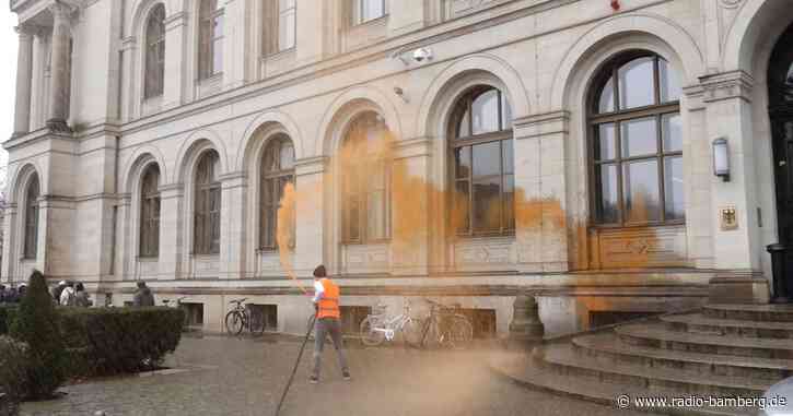 Aktivisten bespritzen Verkehrsministerium mit Farb-Wasser
