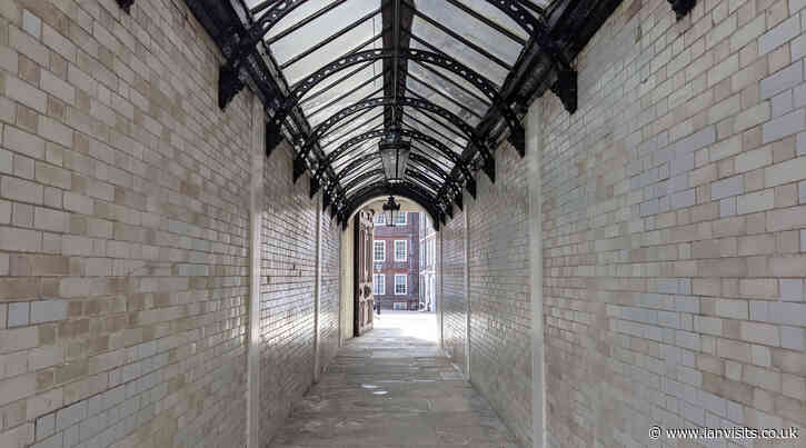 The 300th London alley article