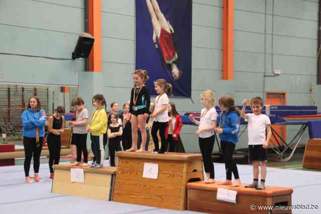 Jonge turners tonen fun van het sporten