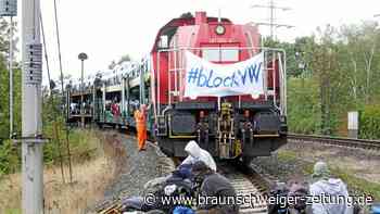 Aktivisten blockieren Autozug von VW