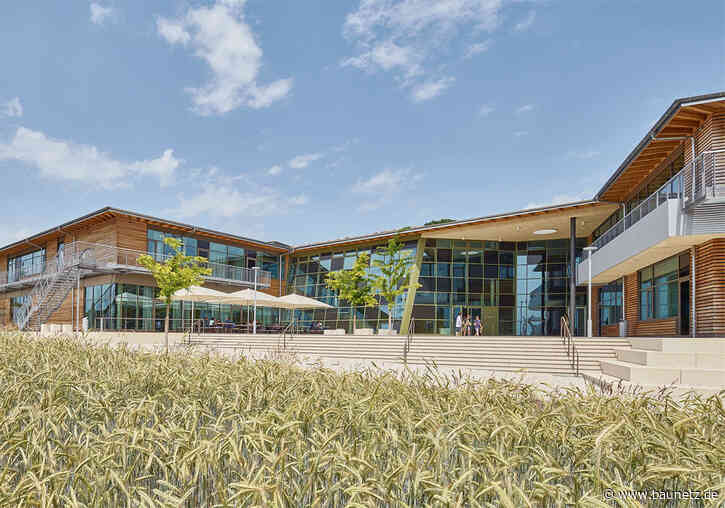 Neun Häuser sind ein Dorf
 - Realschule in Neuburg an der Donau von Behnisch Architekten und ALN Architekturbüro Leinhäupl + Neuber