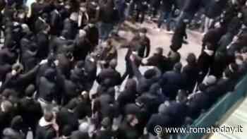 Il coro antisemita dei laziali: "C'hai er padre deportato e tu' madre è Anna Frank". Il video