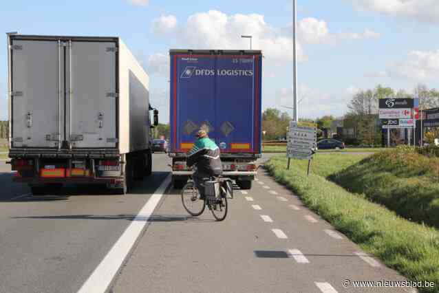 Paaltjes moeten trucks verhinderen om overal langs R4 te parkeren : “We zijn de vrachtwagenparking van het hele havengebied niet”