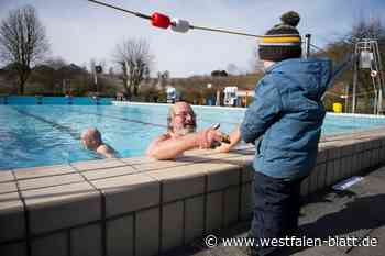 Trotz Schneeregen: Oelde startet in die Freibadsaison