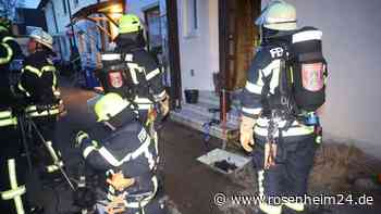 Zimmerbrand in Waldkraiburg: Zwei (Schwer-)Verletzte – Rettung aus der Luft