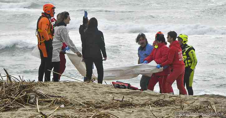 Crotone, i superstiti mandati in albergo dopo la polemica sul trattamento disumano nel Cara. Il direttore: “Fatto il possibile in emergenza, collocazione provvisoria”