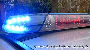 Unfall in Wolfsburg: Auto unter Orts-Infostand begraben