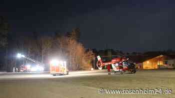 Zimmerbrand in Waldkraiburg: Zwei (Schwer-)Verletzte – Verspätete Rettung aus der Luft