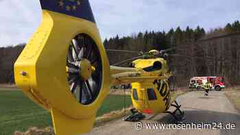 Auto stößt auf B304 bei Steinhöring mit Tanklastzug zusammen – Seniorin (78) schwer verletzt