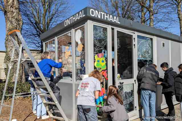 Leerlingen pimpen het onthaal Don Bosco in carnavalssfeer