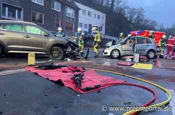FW-E: Frontalunfall zwischen zwei PKW - zwei Personen zum Teil schwer verletzt
