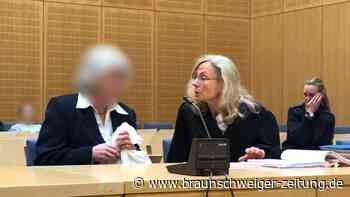Frau wegen Degen-Angriffs auf Passanten vor Gericht