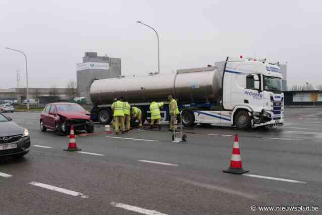 Personenwagen botst tegen vrachtwagen