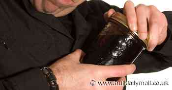 Easy trick for opening difficult jars shared online and blows people away