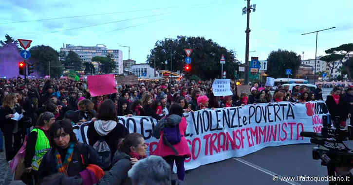 8 marzo, il corteo a Roma. In testa un lungo striscione con la scritta “contro guerre, violenze e povertà” – Video