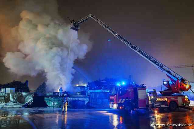 Brandweer gebruikt water uit kanaal tijdens blussen brand in metaalverwerkend berijf