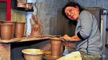 Töpferin zündet in Neuengönna einen Raku-Ofen an