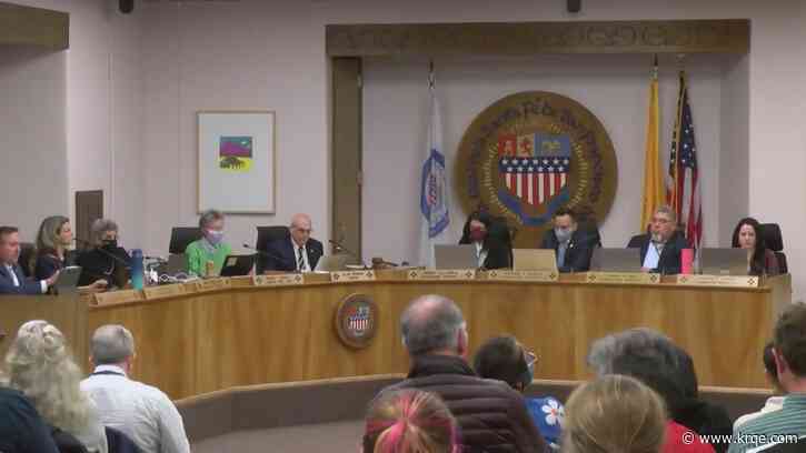 Santa Fe city council delays vote on obelisk replacement