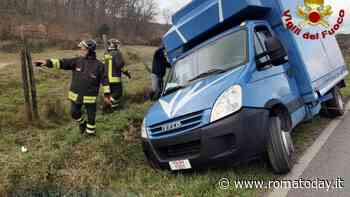 Furgone della polizia per il trasporto dei cavalli fuori strada, ferito agente