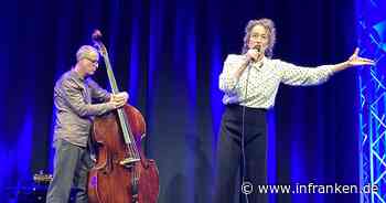 Kitzingen: Zum internationalen Frauentag - Kabarettistin begeistert Gäste mit Themen der Frauenbewegung