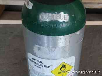 Follia a Napoli, giovane getta una bombola di gas in fiamme in strada