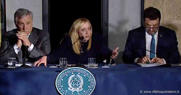 Naufragio a Cutro, tensione tra Meloni e i giornalisti in conferenza stampa: “State dicendo che il governo è colpevole del disastro?”