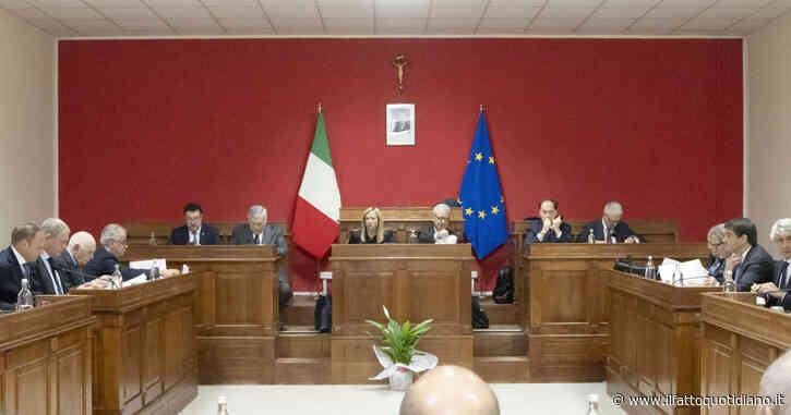 Cutro, il governo approva il decreto migranti. Meloni assolve Piantedosi: “Non poteva fare di più”. Sorveglianza marittima alla Difesa: salta la norma