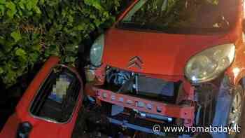 A Casal Bernocchi auto vandalizzate e rifiuti abbandonati nella strada al buio