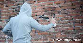 Kitzingen: Jugendlicher (17) ritzt Hakenkreuz in Bahnhofsfassade