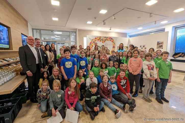 Ausstellung von Schulen zum Thema Frieden im Paderborner Kreishaus