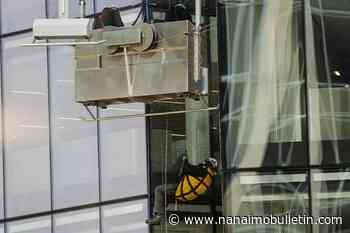 Emergency crews respond to window cleaning platform stuck on Vancouver building