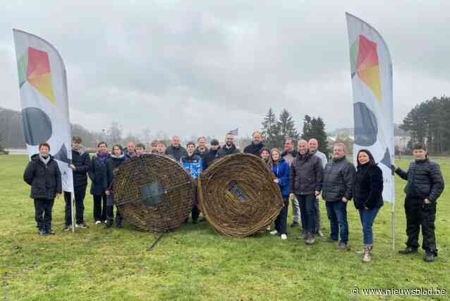 Leerlingen bouwen ooievaarsnesten voor park: “Misschien brengen de dieren wel een baby mee voor alle jonge gezinnen hier”