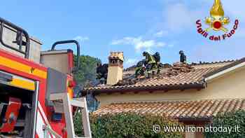 Brucia il tetto di una villetta
