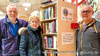 Lions-Club Helmstedt stellt Bücher-Turm bei Kaufland auf
