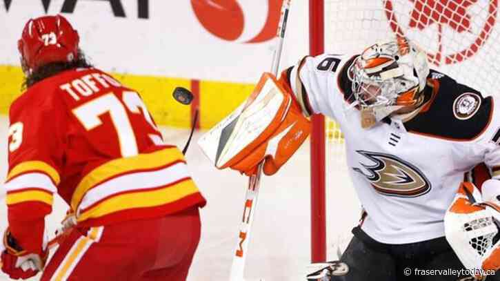 Ducks play spoiler in beating frustrated Flames 3-1