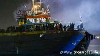 Italiens Küstenwache bringt etwa 1300 Migranten an Land