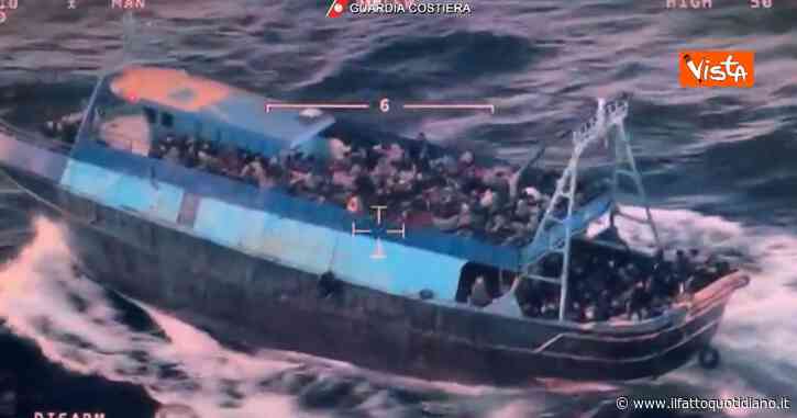 Migranti, salvate 1200 persone in poche ore: la Guardia Costiera diffonde il video del barcone in balia delle onde