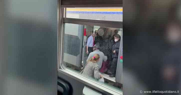 Bonelli va alla manifestazione di Cutro e documenta il viaggio in treno: “Condizioni vergognose, Salvini si occupi dei regionali”